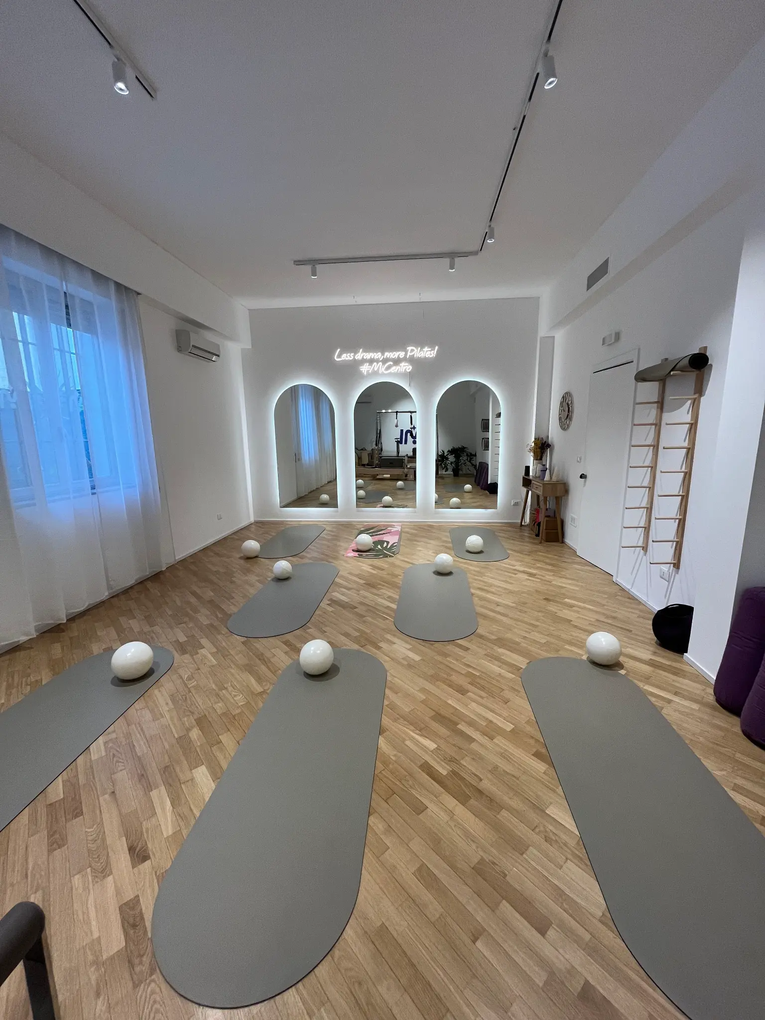 Sala studio MI CENTRO con archi neon