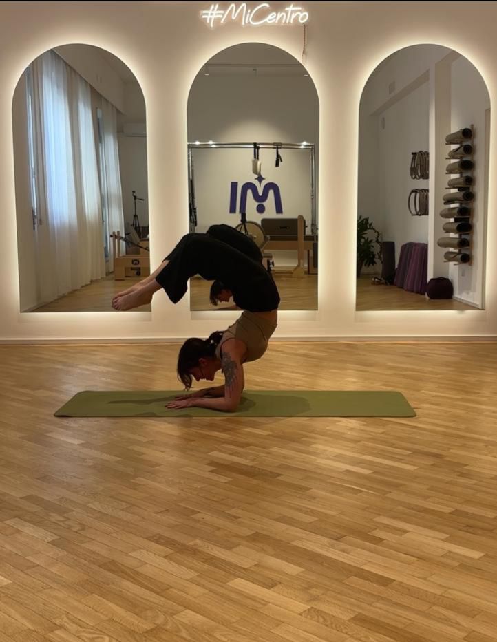 Posizione yoga crow davanti agli archi MI CENTRO